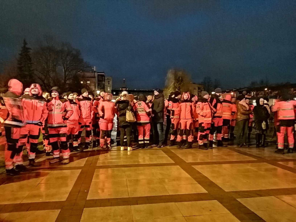 Siedlczanie wyrazili swój sprzeciw przeciwko agresji i wsparcie dla rodziny ratownika medycznego, który zginął w ataku nożownika