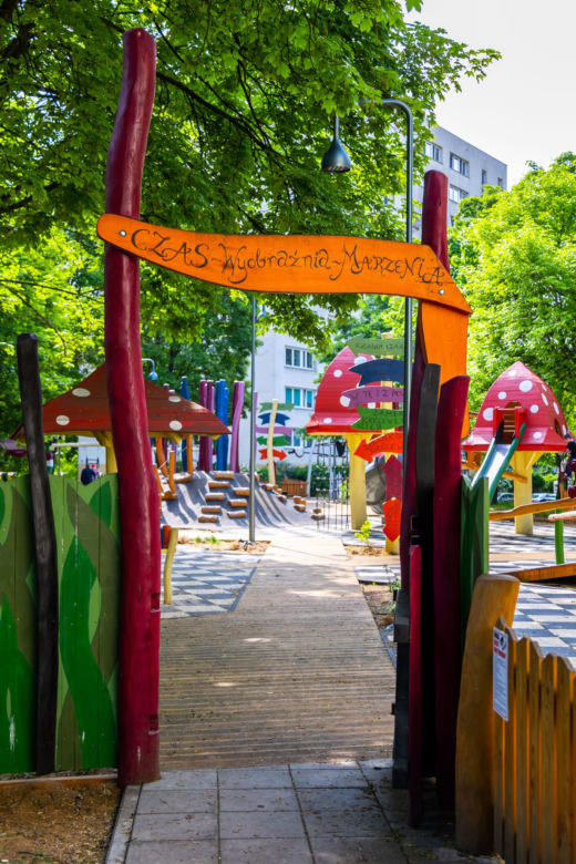 Plac zabaw inspirowany Alicją w krainie czarów