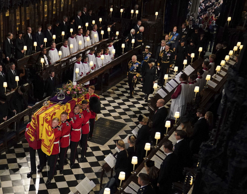 Trumna z ciałem Królowej przybyła do Westminsteru