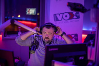Spektakularna metamorfoza prezentera radia VOX FM! Czy uda mu się wygrać zakład?