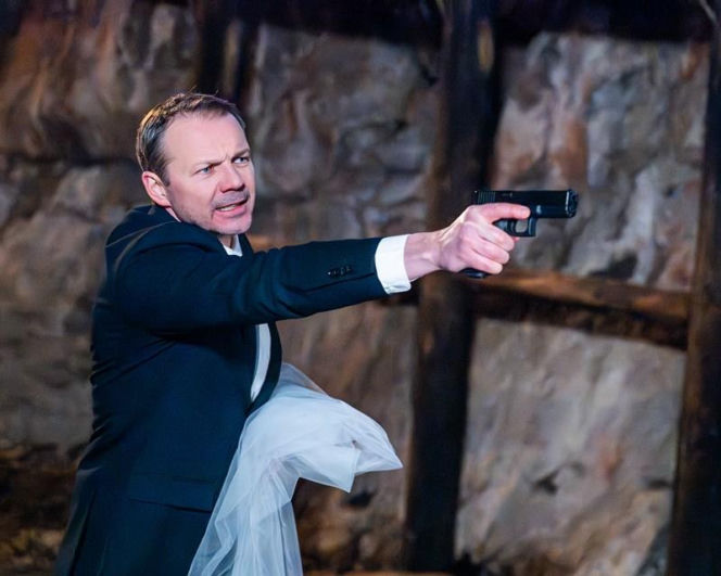 "Pierwsza miłość" odc. 4150-4154. Angelika trafia do szpitala. Bolesław okrutnie każe Elizę za zdradę