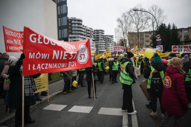 Protest ws. wariantów S7 przed siedzibą oddziału GDDKIA w Krakowie