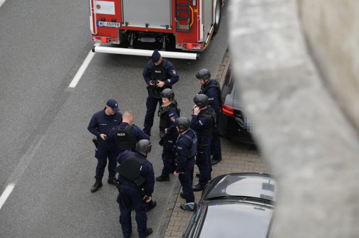 Wszedł na pomnik i twierdzi, że ma bombę. Policyjni negocjatorzy rozmawiająz desperatem