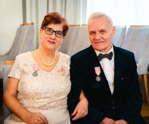 Złoty Gody par małżeńskich w Siedlcach - wręczenie pamiątkowych medali