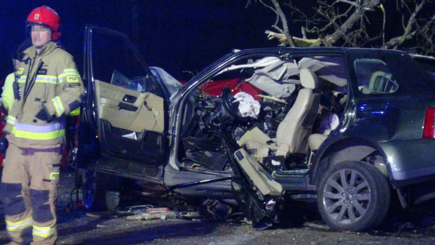 Range Rover roztrzaskał się na drzewie, z auta została miazga. W wypadku zginęła młoda kobieta