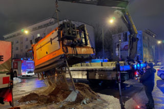 Chaotyczne odśnieżanie w Ursusie. Posypywarka runęła na skrzyżowanie