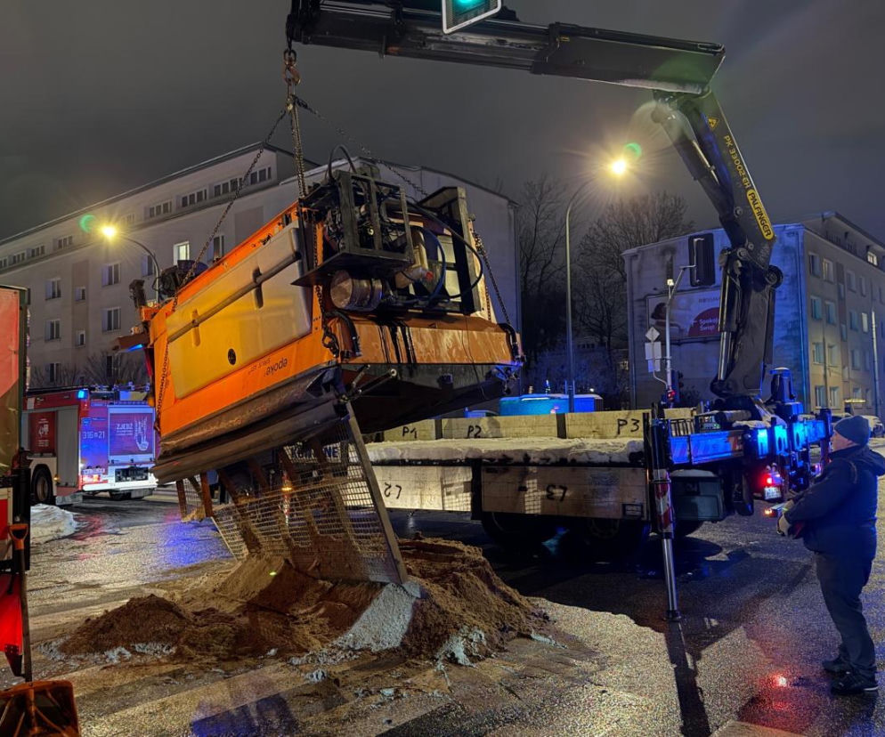 Odśnieżanie zakończone chaosem. Posypywarka runęła na skrzyżowanie