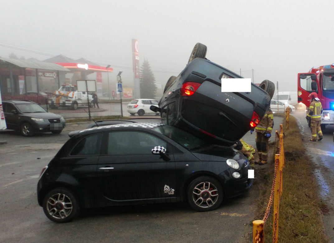 Nieprawdopodobny wypadek na Zakopiance. Osobowy renault wylądował na dwóch innych pojazdach [ZDJĘCIA]