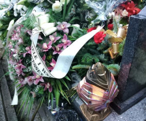 Tragedia w Salisbury. Zamordowane kobiety pochowane w Tarnowie. Grobu nie widać spod kwiatów