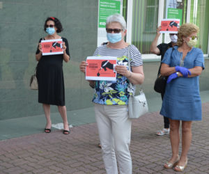 Protest przed biurem starachowickiego posła PiS