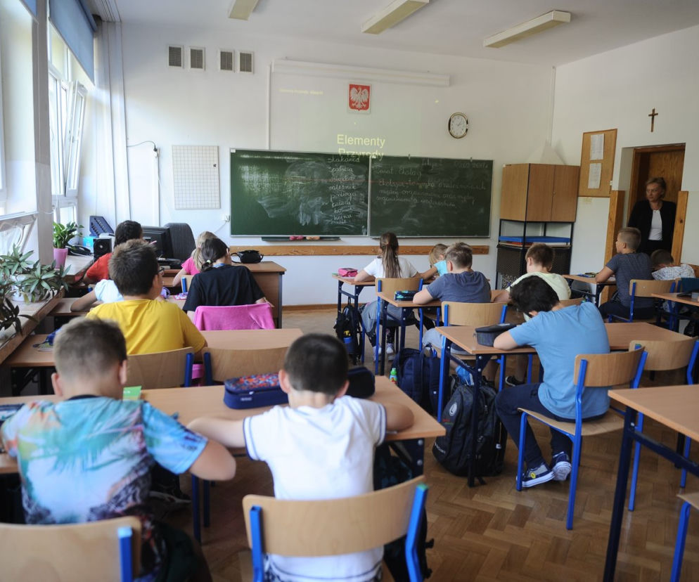 Dzieci uczą się do wieczora