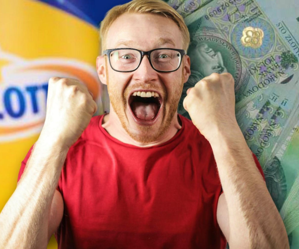 Uradowany mężczyzna w okularach na tle logo Lotto i banknotów. O wygranej w Bydgoszczy przeczytasz na SE.