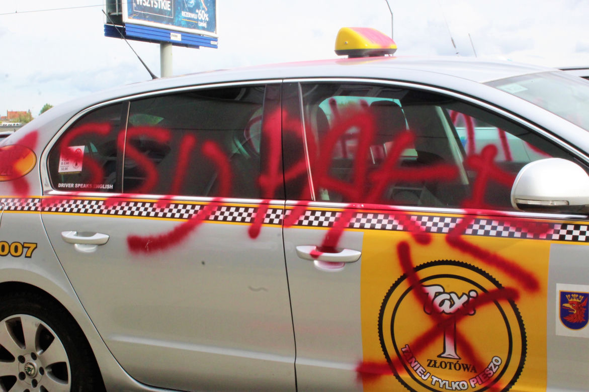 Zniszczony samochód TAXI Złotówa