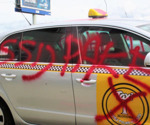 Zniszczony samochód TAXI Złotówa