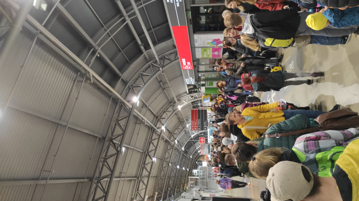 Warszawa. Paraliż na lotnisku w Modlinie. Gigantyczne kolejki do odprawy