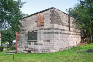 Czy starą ślusarnię można zamienić w nowoczesny dom? Zobacz przemianę starego warsztatu w przestrzeń mieszkalną, która zachwyca rozmachem