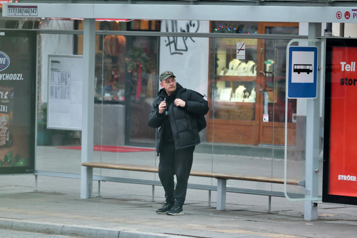 Bartek Żukowski pali na przystanku