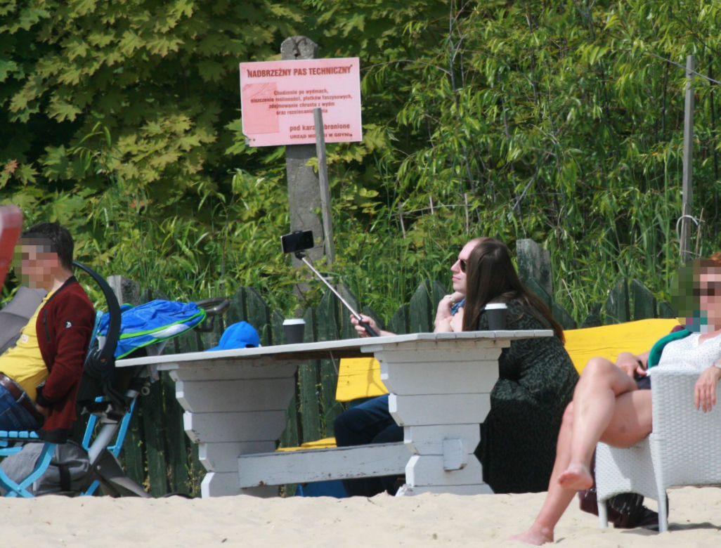 Minister chłodzi się morzem i piwem