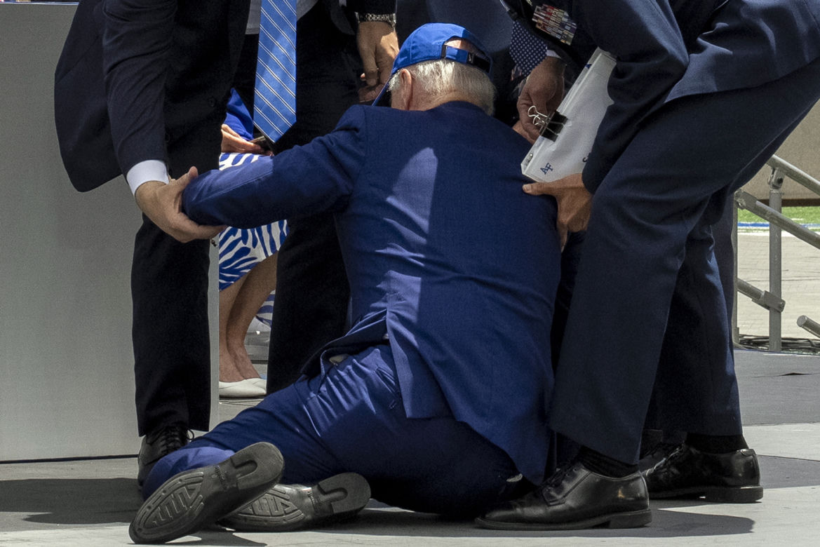Joe Biden ciągle się przewraca! Takie były jego słynne upadki. Co się dzieje?