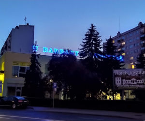 Historyczny neon znów rozświetla ulice Kalisza
