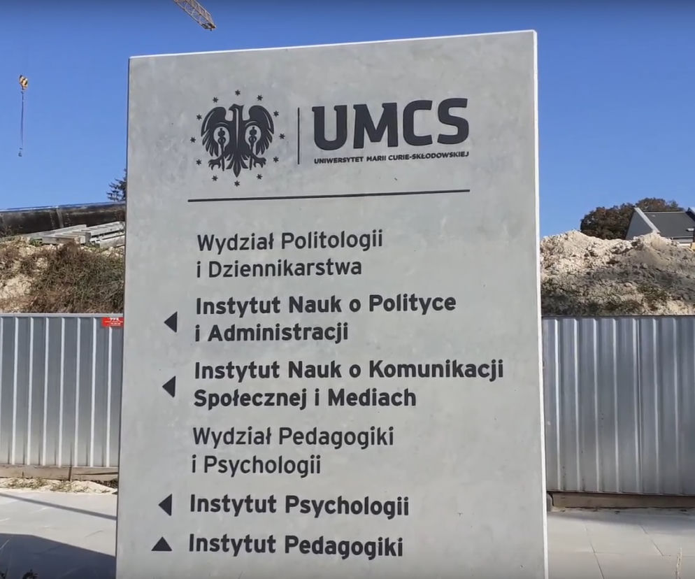 Tablica, witająca studentów wchodzących na teren Kampusu Zachodniego od strony ul. Głębokiej
