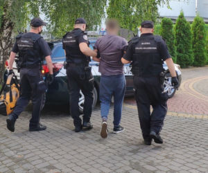 KAS rozbiła grupę przestępczą. Chodzi o fałszowanie faktur VAT. 10 osób zatrzymanych. Znaleziono broń i narkotyki