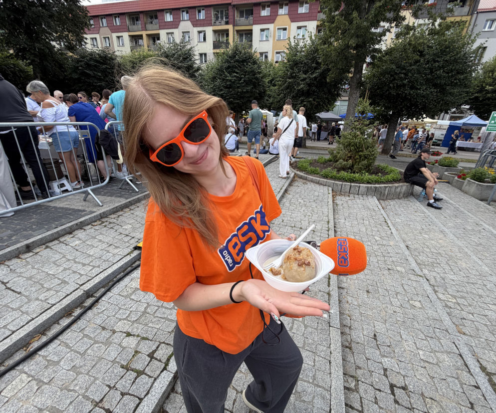 Dziennikarka Radia Eska trzyma miskę z kartaczem na festiwalu Kartaczewo. Więcej o imprezie dowiesz się z Eska Olsztyn.