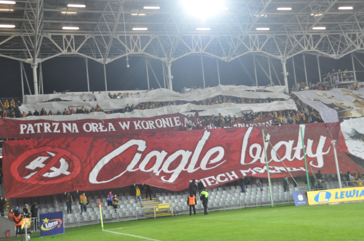 Żółto-czerwono na Suzuki Arenie! Zdjęcia kibiców na meczu Korona Kielce - Jagiellonia Białystok