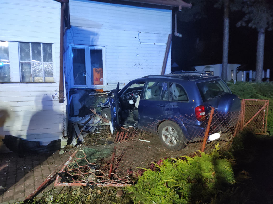 W poniedziałek 22 listopada po południu toyota wbiła się w dom pani Teresy w Legionowie