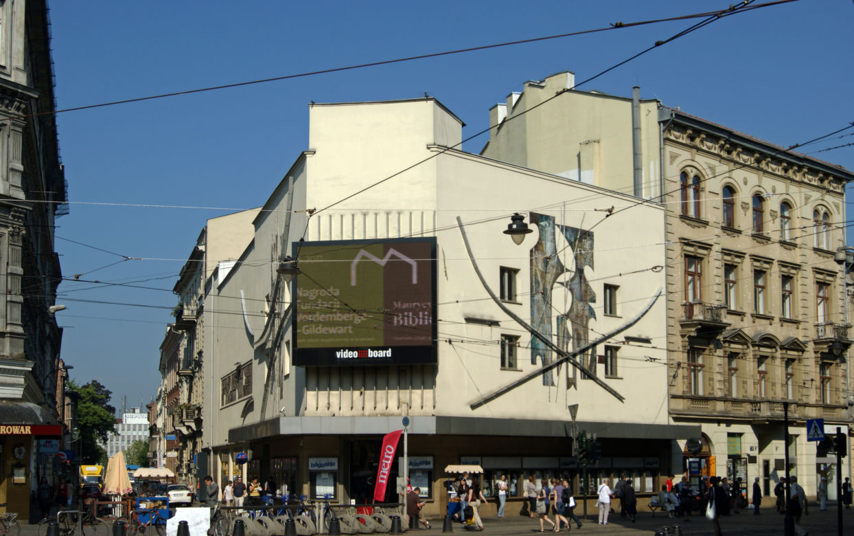 "Wkładał mi język do ust!". Mobbing w krakowskim Teatrze Bagatela