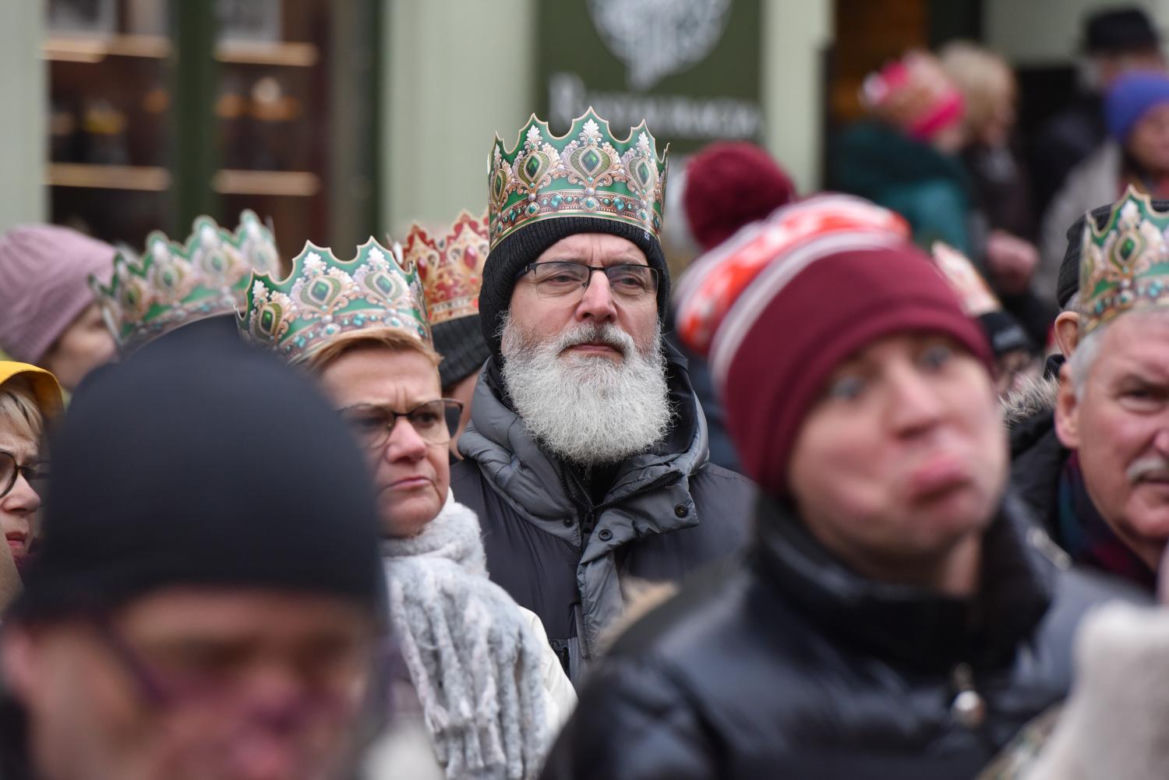 Orszak Trzech Króli 2025 w Toruniu: Kopernik towarzyszył Mędrcom ze Wschodu. Zdjęcia ze starówki