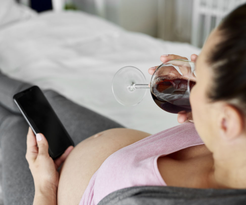Wino w ciąży – czy czerwone wino jest zdrowe czy szkodliwe w ciąży?