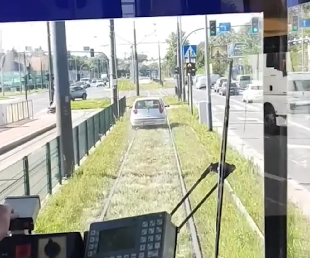 Samochód, który chciał być tramwajem. Dziwna sytuacja w Krakowie