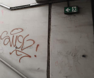 Bród i smród w tunelu pod torami w Siedlcach