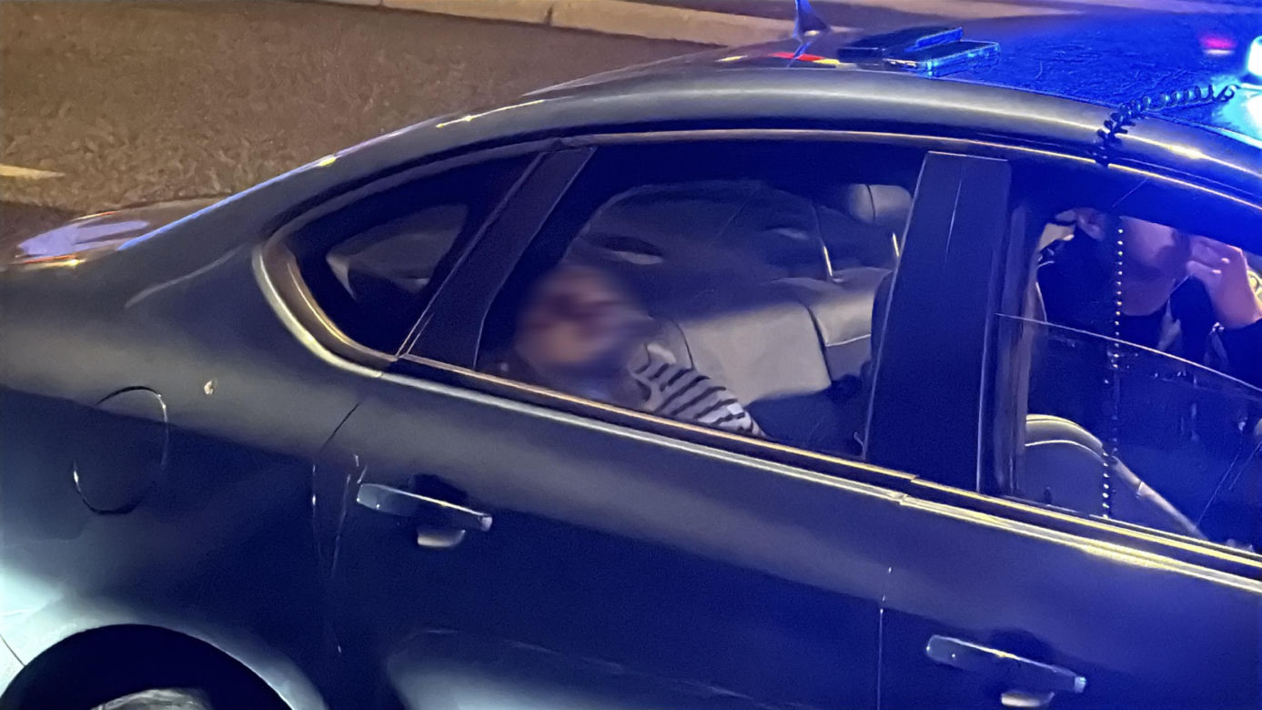 Pijany zmiótł kobietę na pasach i uciekł. Nocny dramat w sercu Warszawy