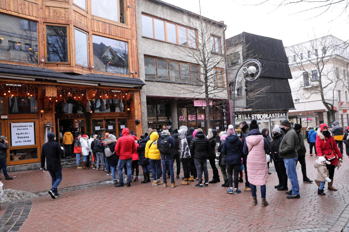 Tłumy przed otwartą restauracją w Zakopanem