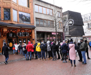 Tłumy przed otwartą restauracją w Zakopanem