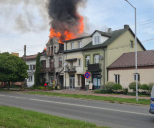 Poważny pożar domu w Ostrowcu Świętokrzyskim. Jedna osoba ranna, trwa akcja strażaków