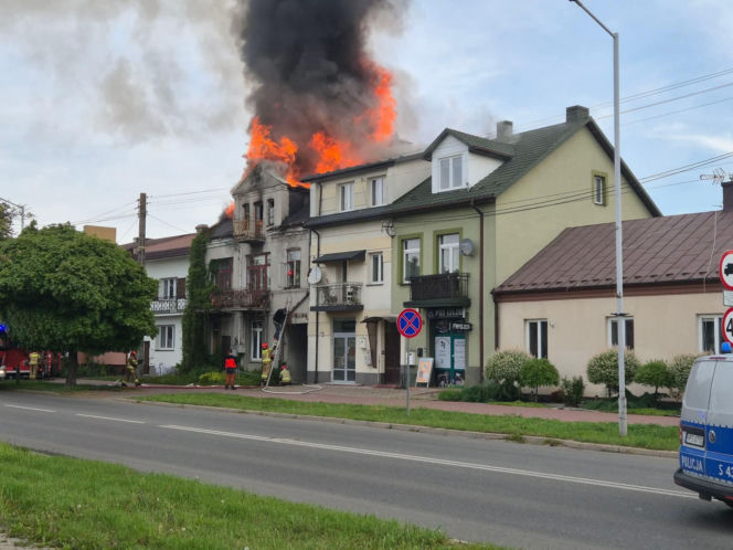 Poważny pożar domu w Ostrowcu Świętokrzyskim. Jedna osoba ranna, trwa akcja strażaków