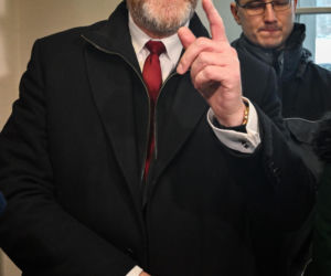 Grzegorz Braun pojawił się w prokuraturze. Nie otrzymał żadnych zarzutów