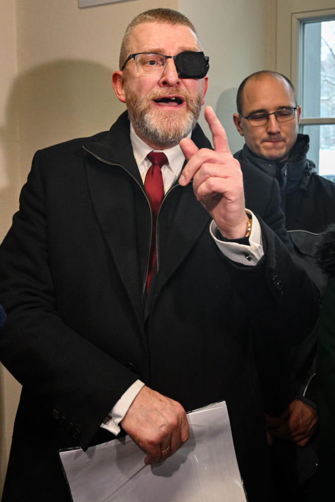 Grzegorz Braun pojawił się w prokuraturze. Nie otrzymał żadnych zarzutów