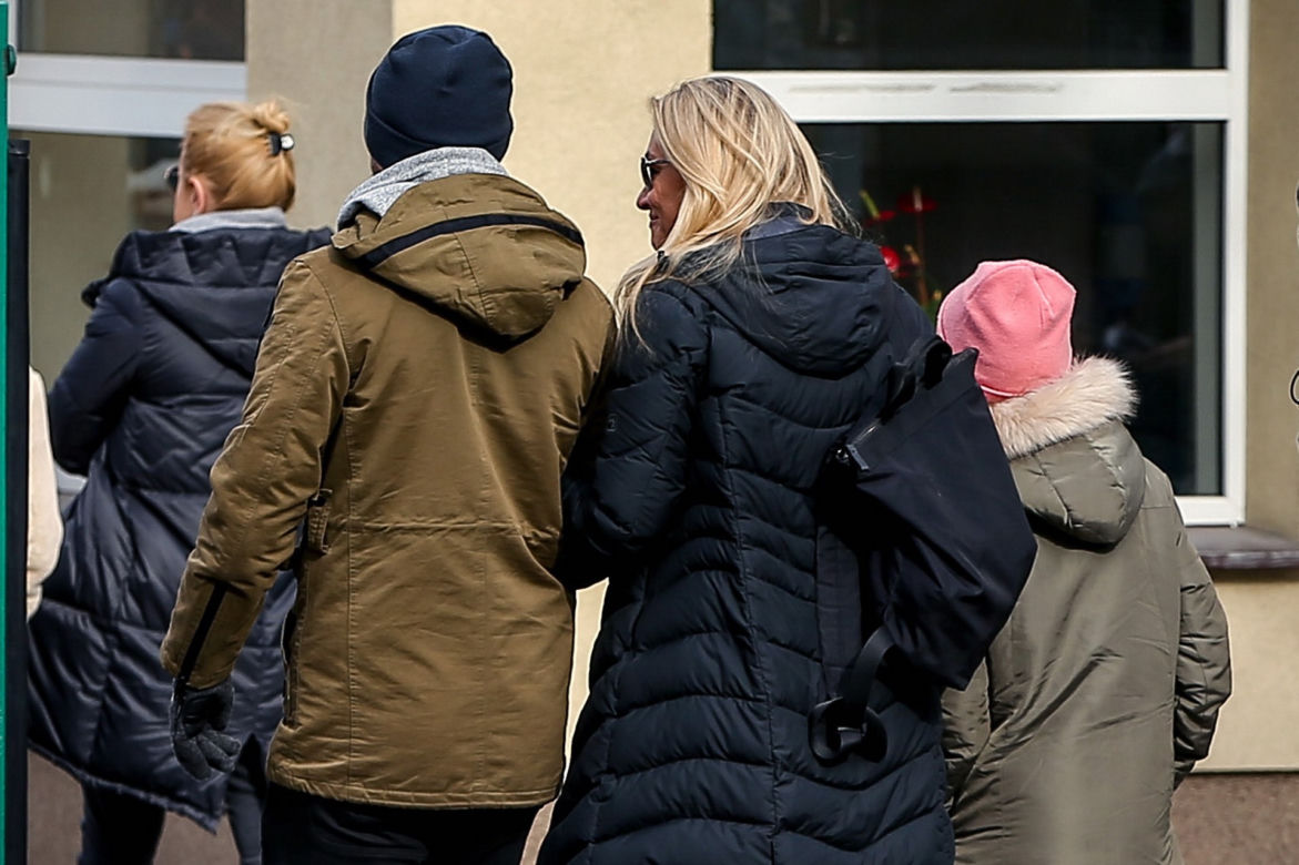 Martyna Wojciechowska z córeczką i z Przemkiem Kossakowski na spacerze