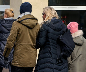 Martyna Wojciechowska z córeczką i z Przemkiem Kossakowski na spacerze