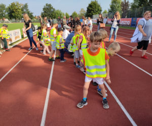 Biją rekord Polski w układanie monet 5-cio złotowych.