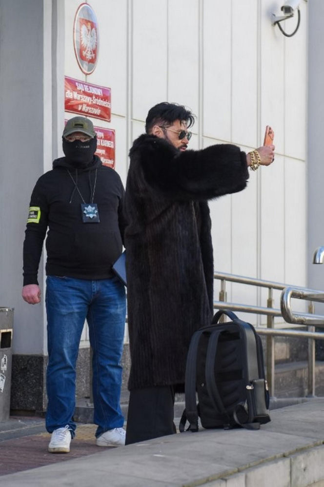 Krzysztof Rutkowski w futrze w sądzie