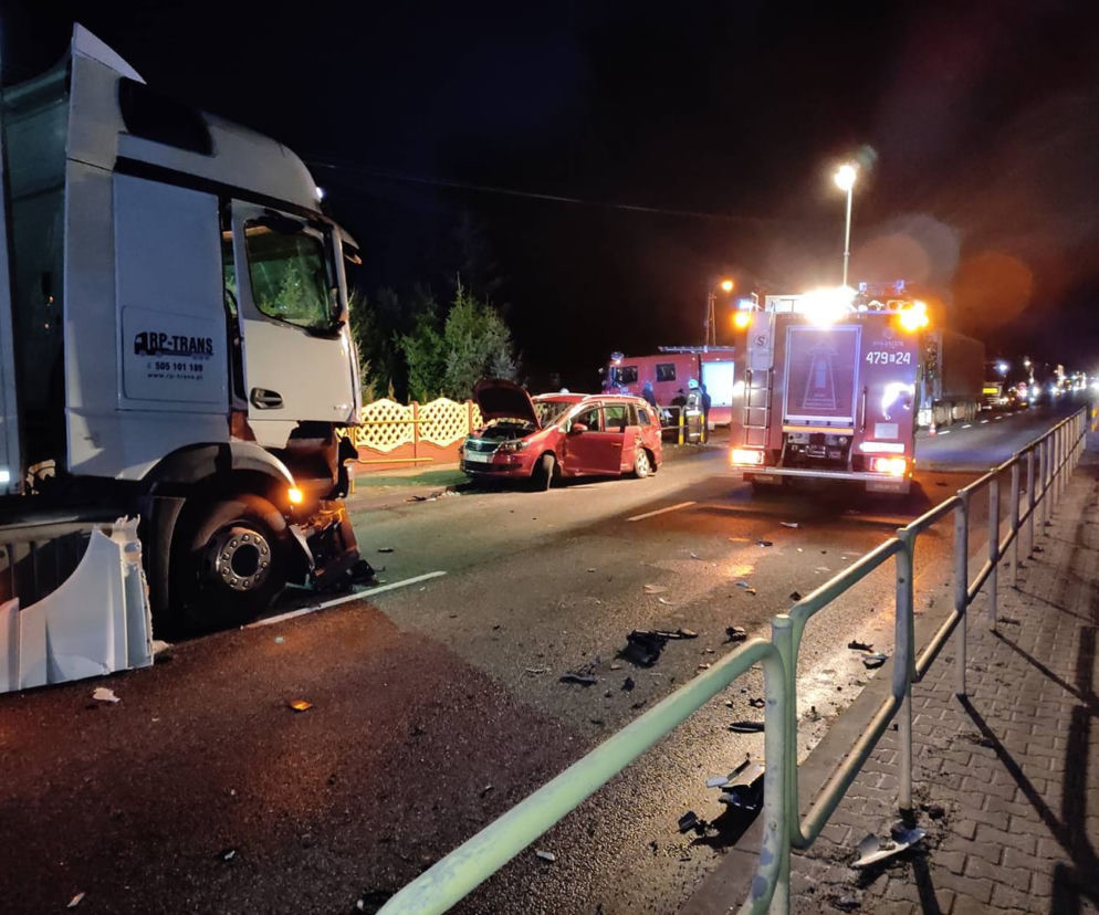 Ciężarówka z naczepą wbiła się w volkswagena! Śmigłowiec zabrał dziewczynkę do szpitala. Wypadek w Paradyżu
