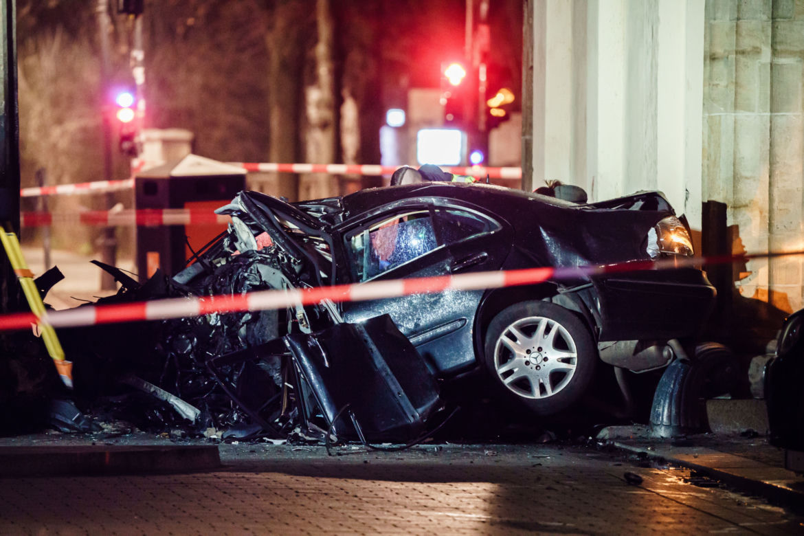Mercedes z polskimi rejestracjami wjechał w Bramę Brandenburską! Nie żyje mężczyzna 