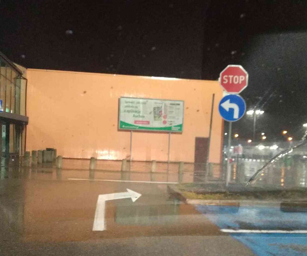 Absurd na parkingu przy Auchan Produkcyjna Białystok