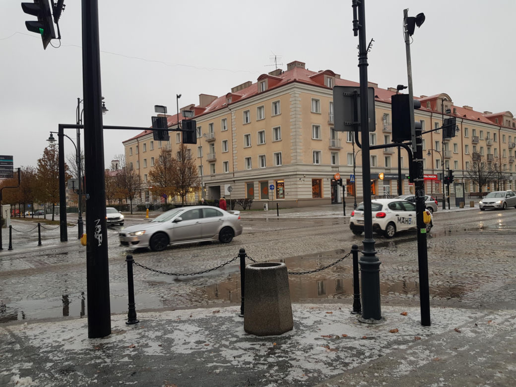 Gołoledź, marznące opady i oblodzone chodniki. Tak wyglądał poranek na drogach w Białymstoku