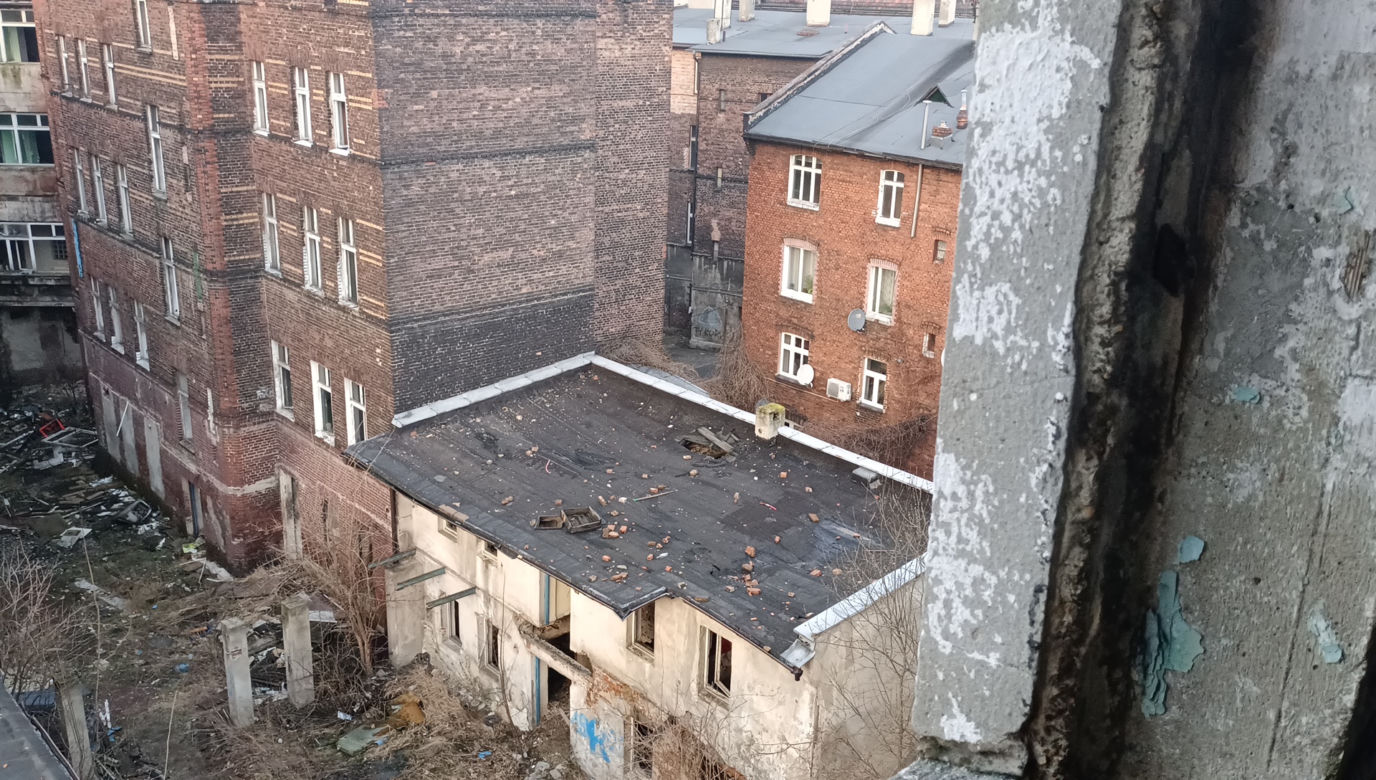 Opuszczona kamienica w centrum Chorzowa. Kto w niej mieszka?